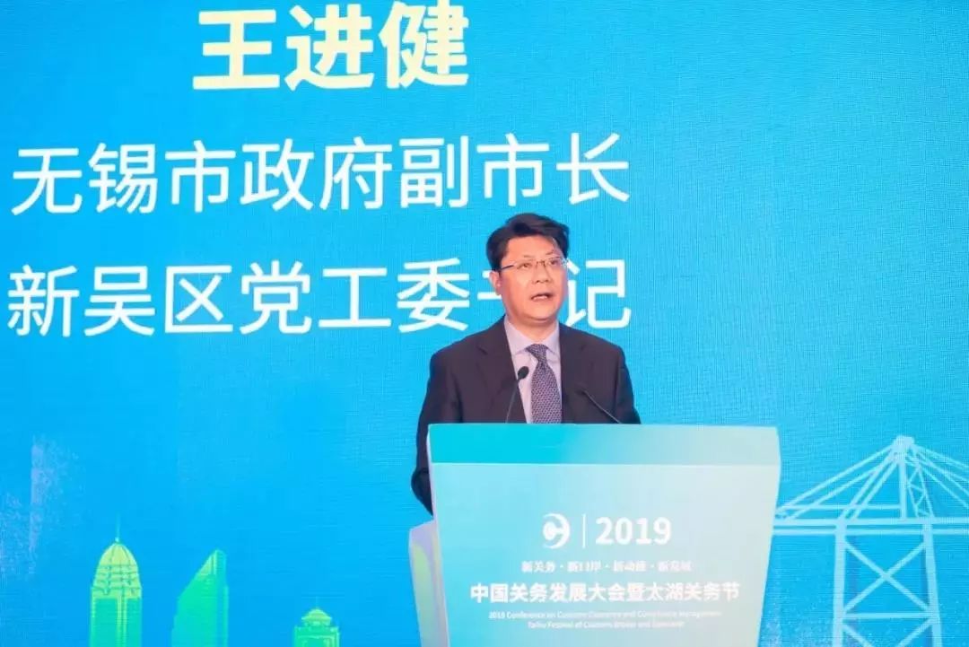 原外经贸部副部长龙永图,国家口岸办原主任黄胜强,海关总署政策法规司